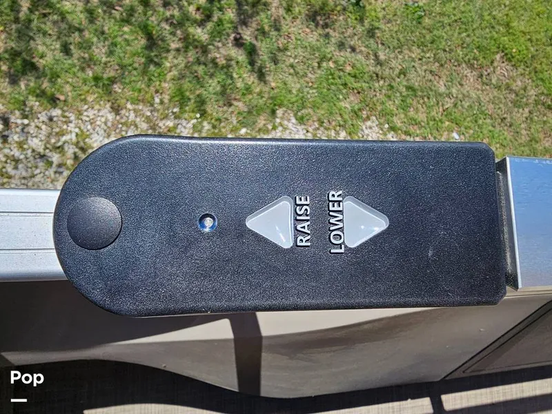 Slide: The Image of Sun Tracker SF 22 DLX 2023 - 15331482