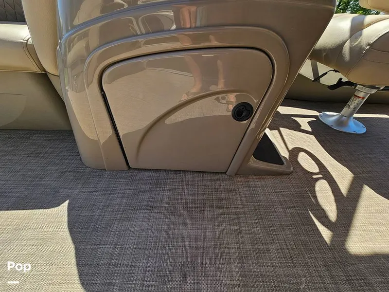 Slide: The Image of Sun Tracker SF 22 DLX 2023 - 15331485