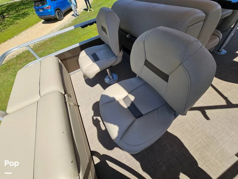 Slide: The Image of Sun Tracker SF 22 DLX 2023 - 15331496