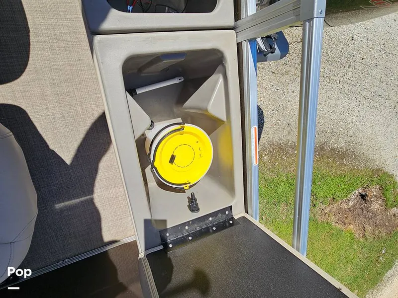 Slide: The Image of Sun Tracker SF 22 DLX 2023 - 15331497