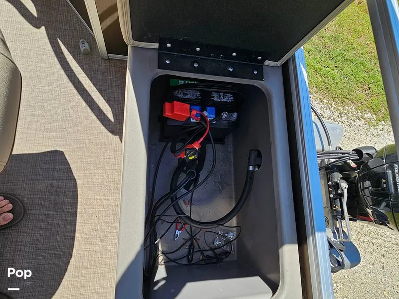 Slide: The Image of Sun Tracker SF 22 DLX 2023 - 15331498