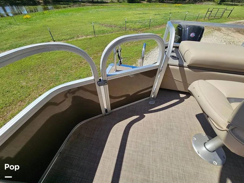 Slide: The Image of Sun Tracker SF 22 DLX 2023 - 15331504