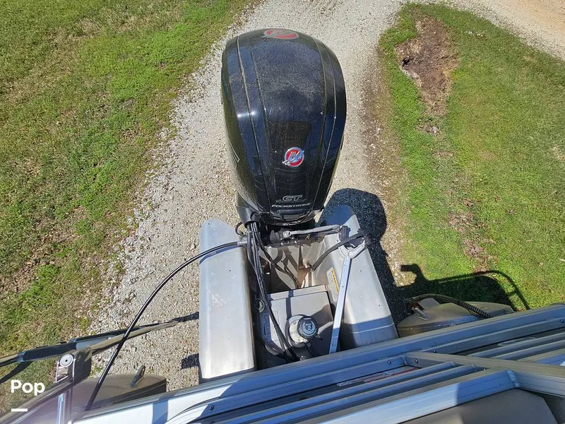 Slide: The Image of Sun Tracker SF 22 DLX 2023 - 15331506