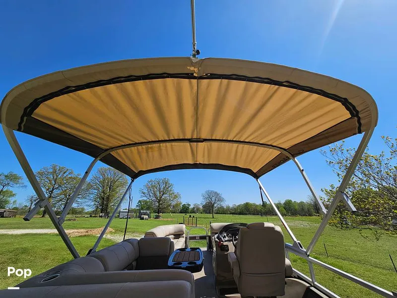 Slide: The Image of Sun Tracker SF 22 DLX 2023 - 15331507