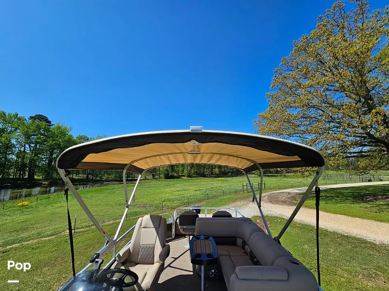 Slide: The Image of Sun Tracker SF 22 DLX 2023 - 15331508