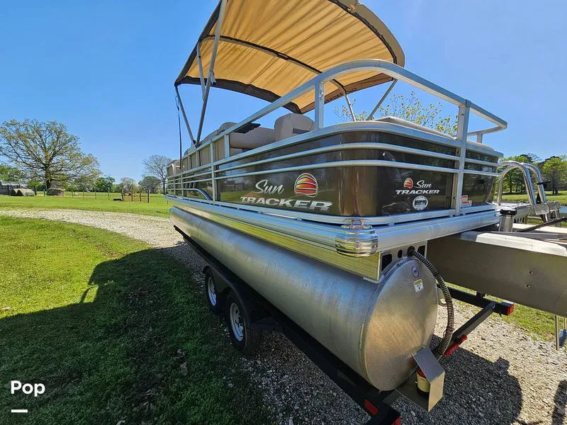 Slide: The Image of Sun Tracker SF 22 DLX 2023 - 15331516