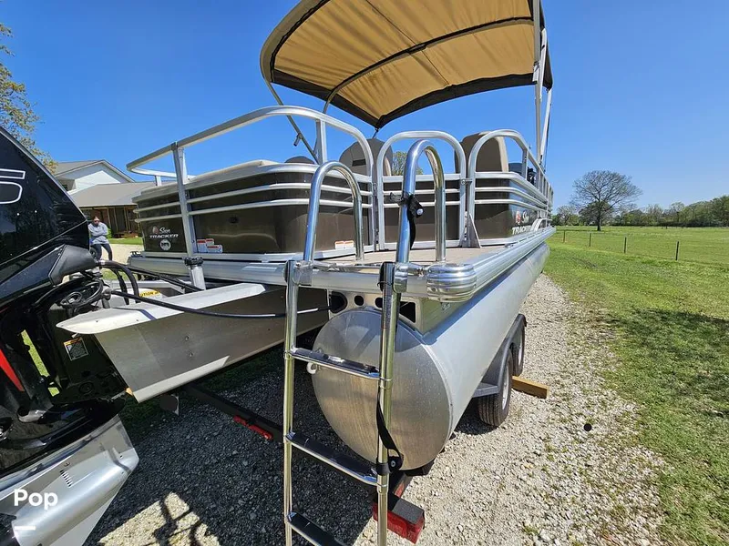 Slide: The Image of Sun Tracker SF 22 DLX 2023 - 15331774