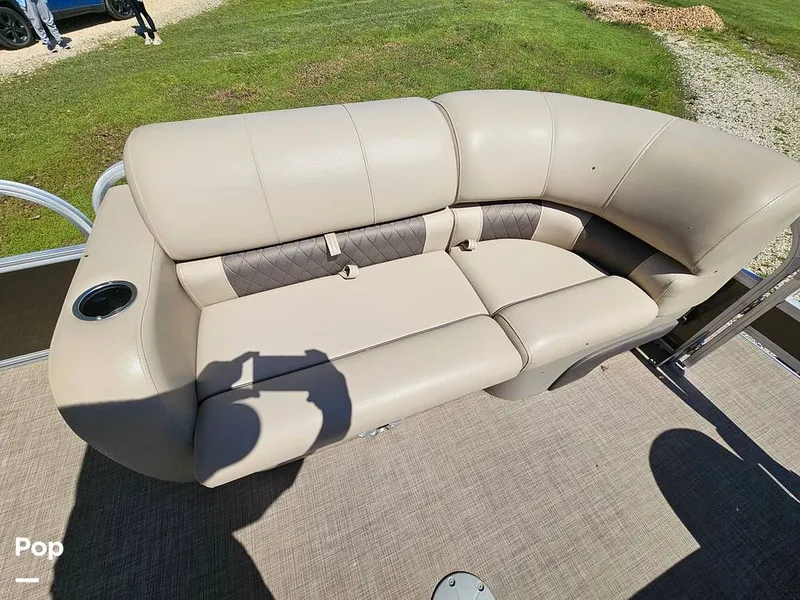 Slide: The Image of Sun Tracker SF 22 DLX 2023 - 15331465