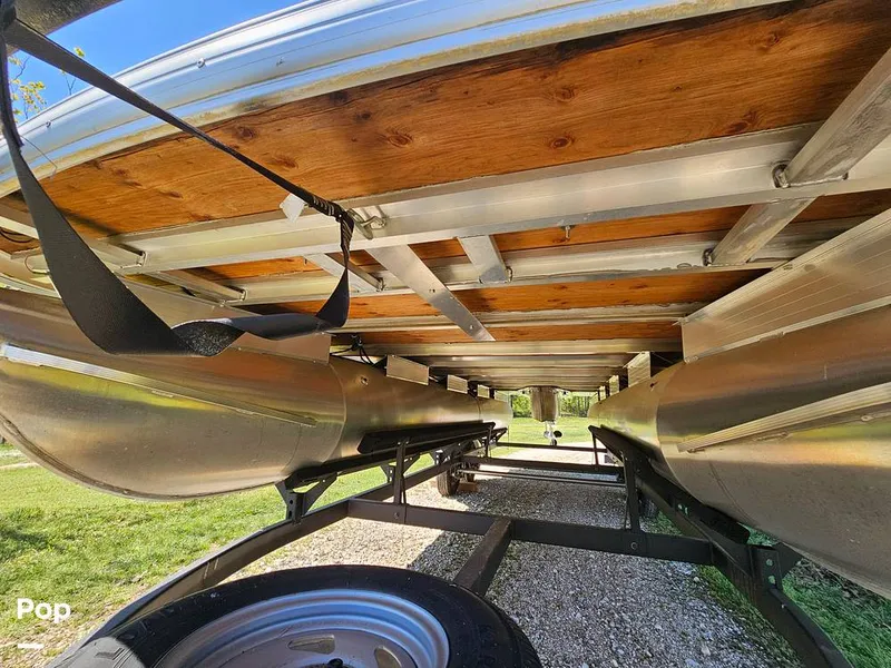 Slide: The Image of Sun Tracker SF 22 DLX 2023 - 15331518