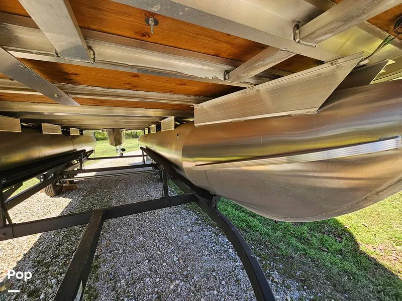 Slide: The Image of Sun Tracker SF 22 DLX 2023 - 15331519