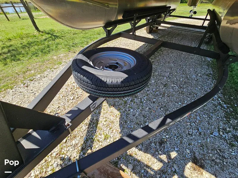 Slide: The Image of Sun Tracker SF 22 DLX 2023 - 15331537