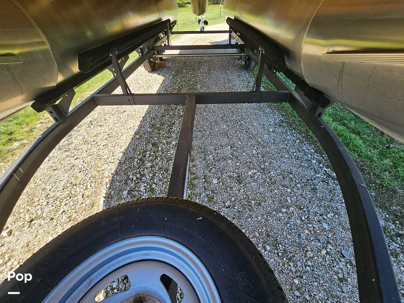 Slide: The Image of Sun Tracker SF 22 DLX 2023 - 15331538