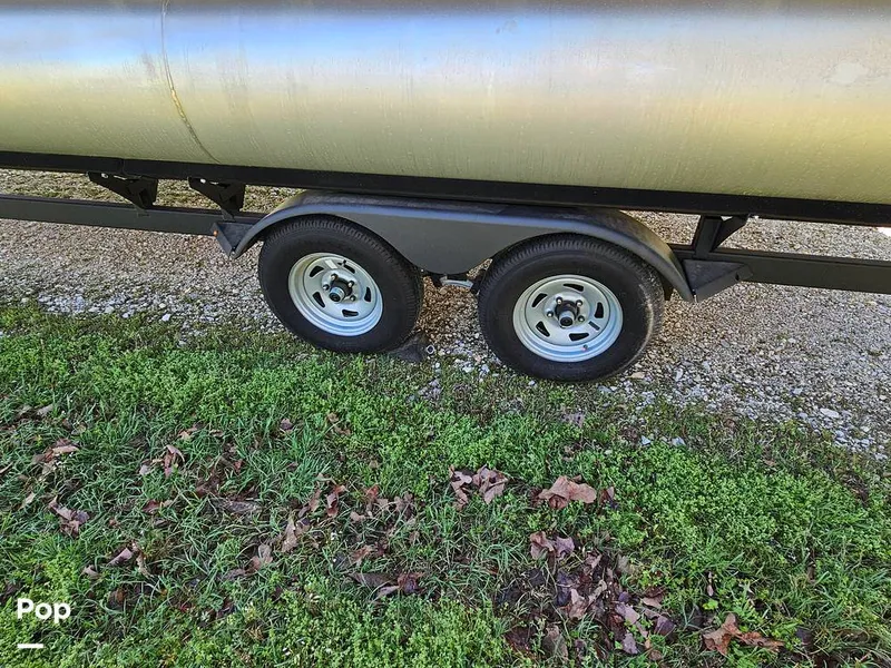 Slide: The Image of Sun Tracker SF 22 DLX 2023 - 15331768