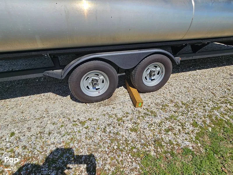 Slide: The Image of Sun Tracker SF 22 DLX 2023 - 15331769