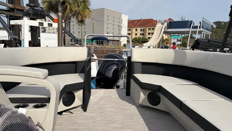 Slide: The Image of Harris Breeze 230 2026 - 9