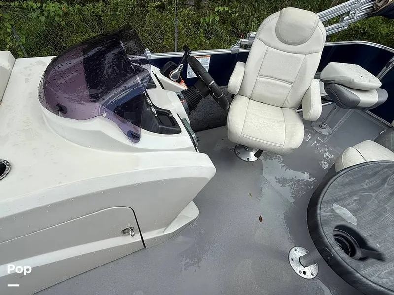 Slide: The Image of Sylvan Mirage 8520 Cruise-N-Fish 2019 - 15833677