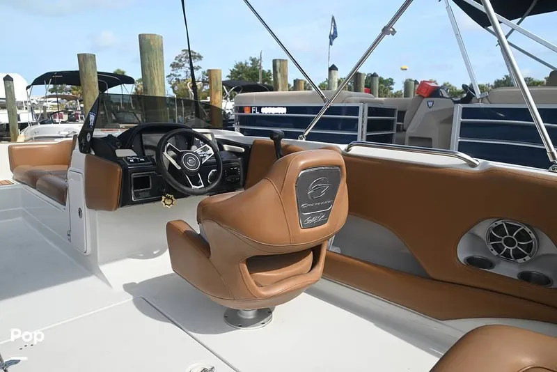 Slide: The Image of Crownline Boats E225 XS 2023 - 15437626