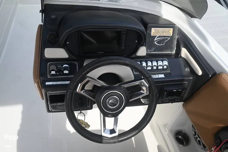 Slide: The Image of Crownline Boats E225 XS 2023 - 15437632