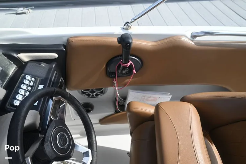 Slide: The Image of Crownline Boats E225 XS 2023 - 15437633