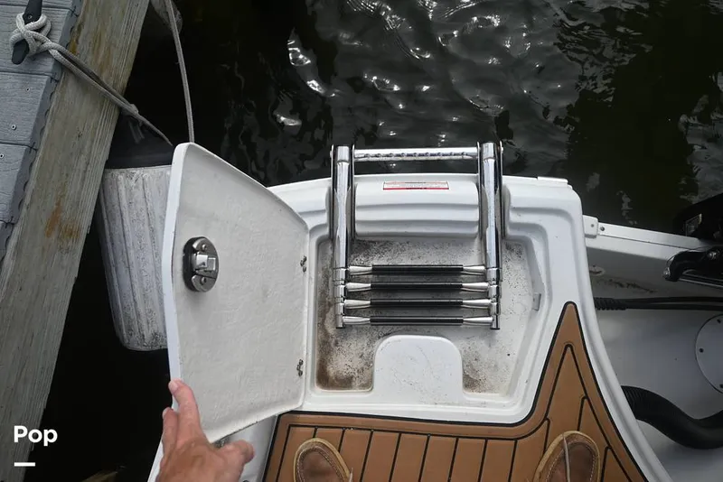 Slide: The Image of Crownline Boats E225 XS 2023 - 15437642