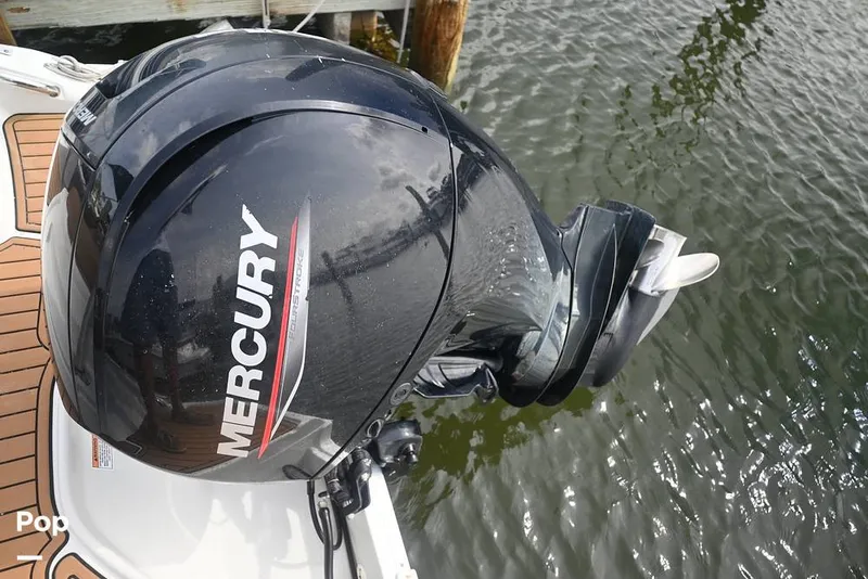 Slide: The Image of Crownline Boats E225 XS 2023 - 15437643