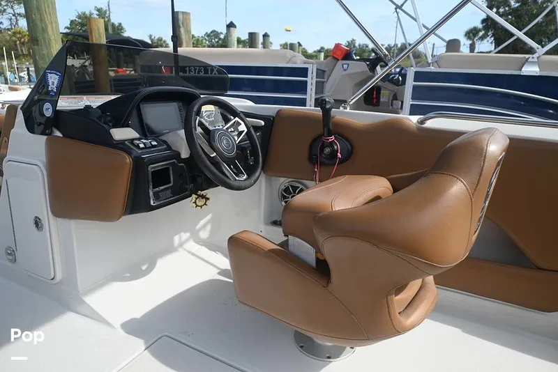 Slide: The Image of Crownline Boats E225 XS 2023 - 15437629