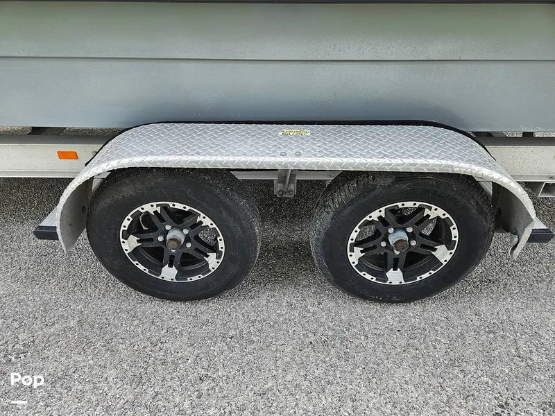 Slide: The Image of Trailer Wheels/tires - 15624566