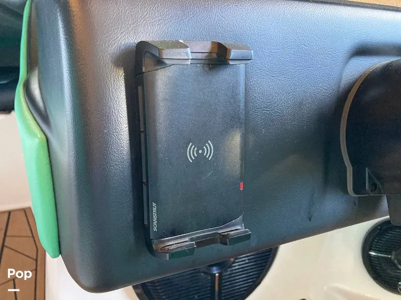 Slide: The Image of Phone Charger - 16135134