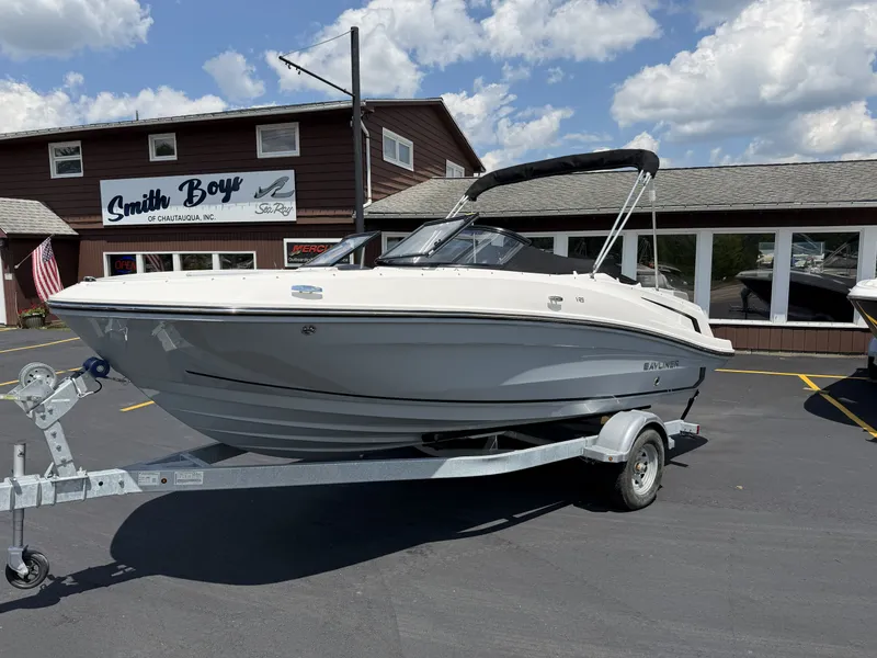 Slide: The Image of Bayliner VR5 2025 - 2