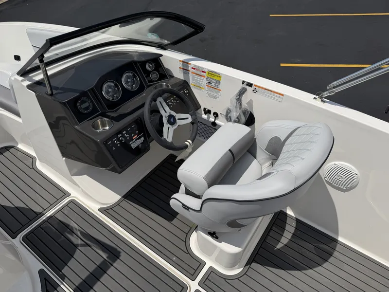 Slide: The Image of Bayliner VR5 2025 - 8
