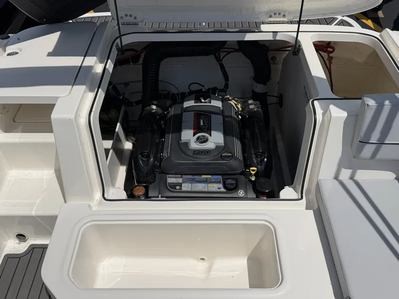 Slide: The Image of Bayliner VR5 2025 - 9
