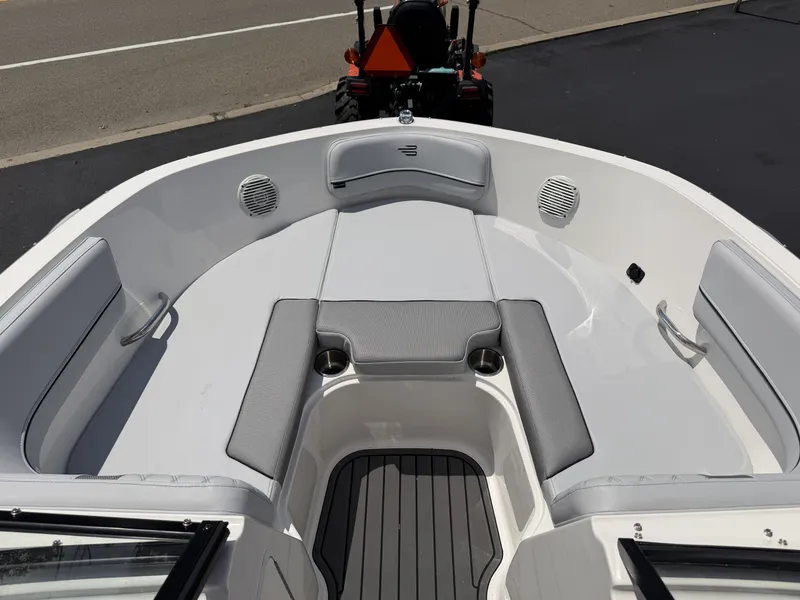 Slide: The Image of Bayliner VR5 2025 - 5