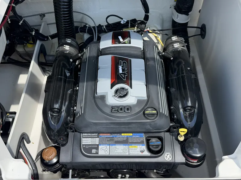 Slide: The Image of Bayliner VR5 2025 - 10