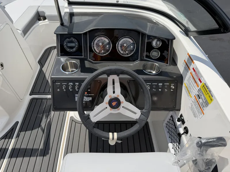 Slide: The Image of Bayliner VR5 2025 - 6