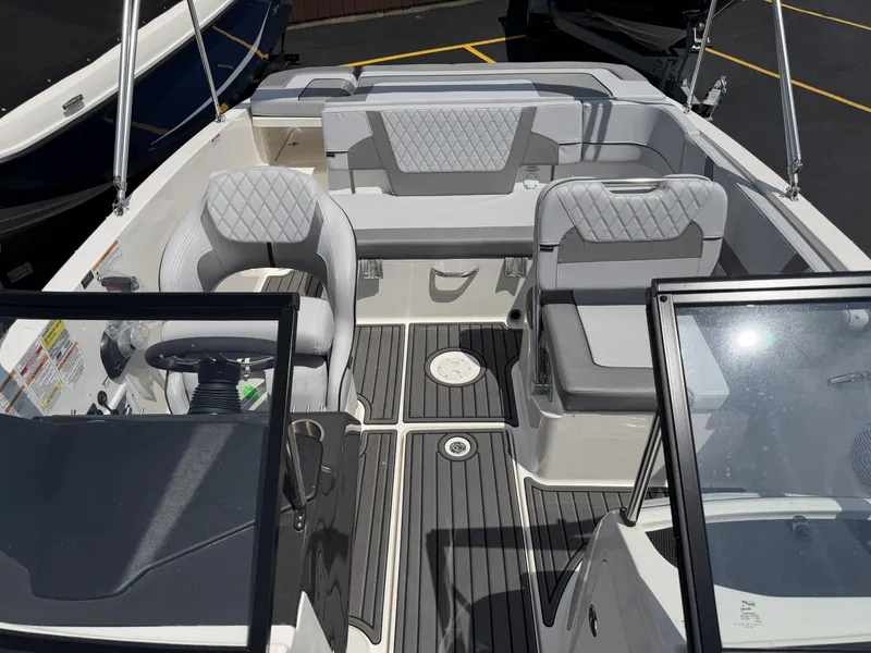 Slide: The Image of Bayliner VR5 2025 - 4