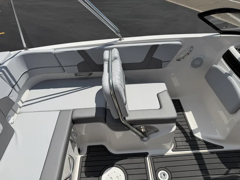 Slide: The Image of Bayliner VR5 2025 - 7