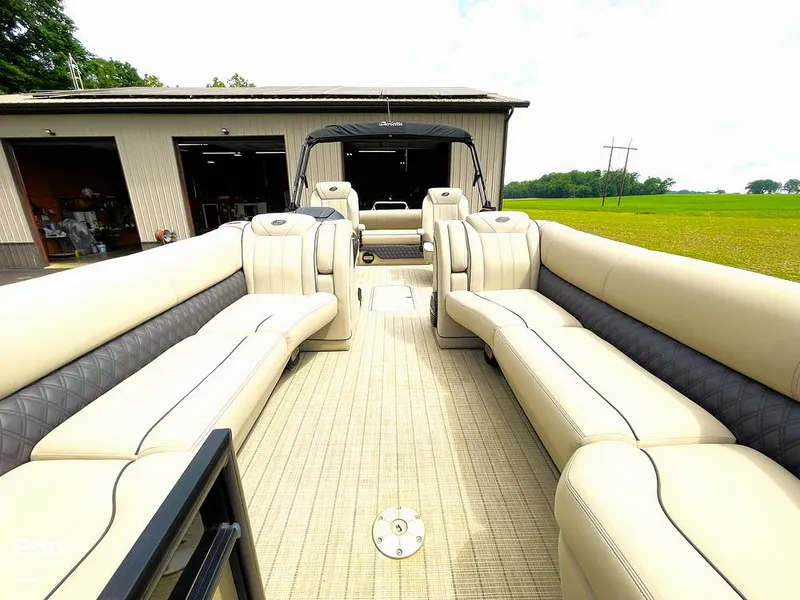 Slide: The Image of Barletta L25UC 2019 - 15503570