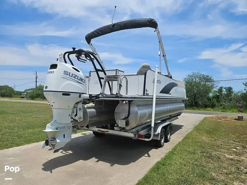 Slide: The Image of Stern/suzuki 200 Engine - 15479443