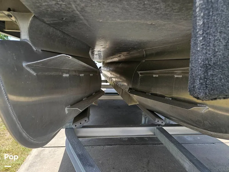 Slide: The Image of Pontoon On Trailer - 15420505