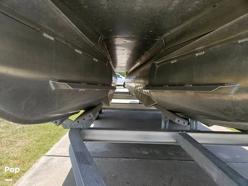 Slide: The Image of Pontoon On Trailer - 15420506