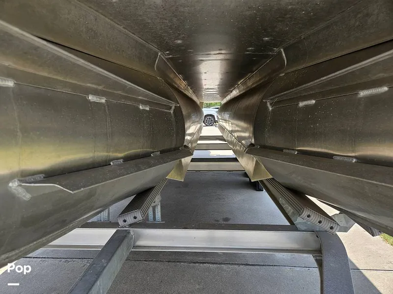 Slide: The Image of Pontoon On Trailer - 15420508