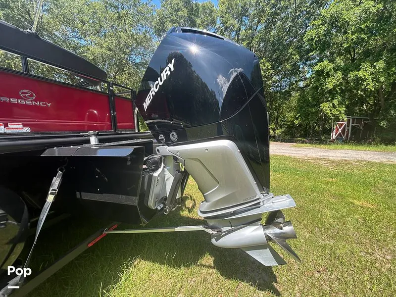 Slide: The Image of Tracker Regency Series 250 DL3 2023 - 15537169