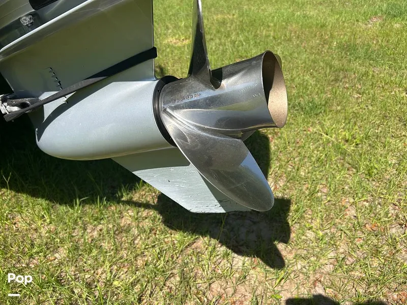 Slide: The Image of Tracker Regency Series 250 DL3 2023 - 15537171