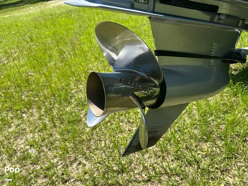 Slide: The Image of Tracker Regency Series 250 DL3 2023 - 15537172