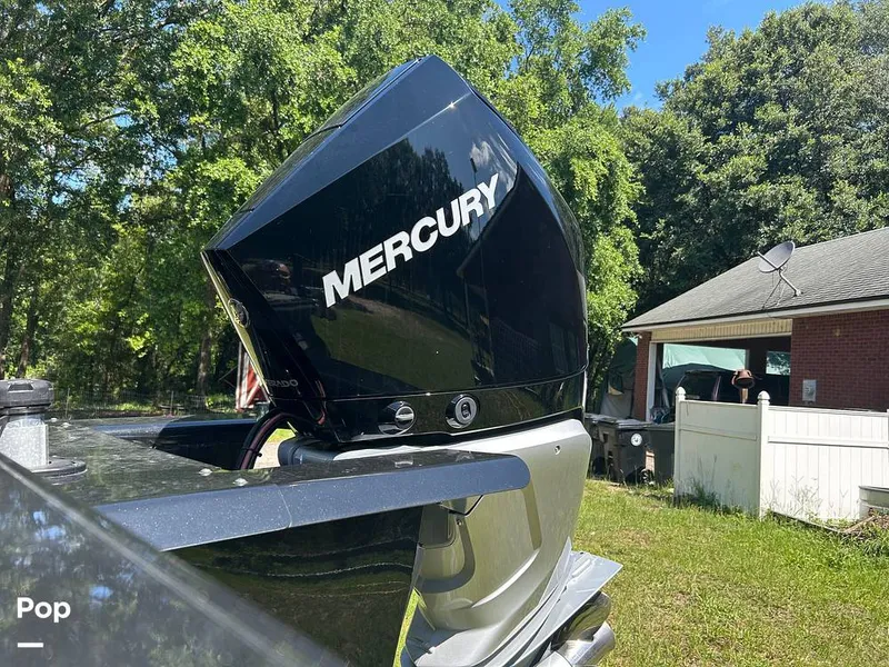 Slide: The Image of Tracker Regency Series 250 DL3 2023 - 15537173