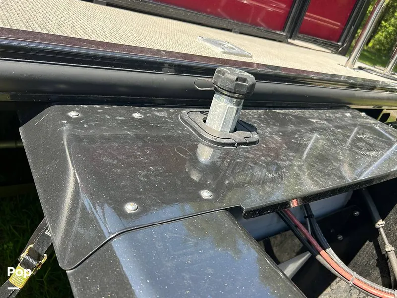 Slide: The Image of Tracker Regency Series 250 DL3 2023 - 15537174