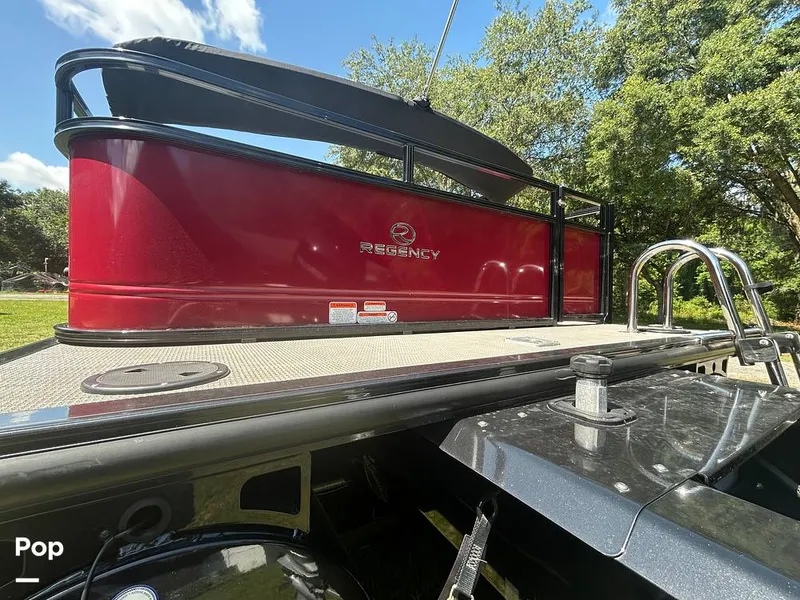 Slide: The Image of Tracker Regency Series 250 DL3 2023 - 15537175