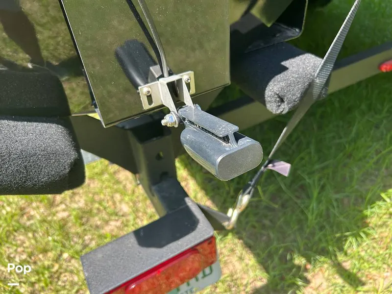 Slide: The Image of Tracker Regency Series 250 DL3 2023 - 15537176