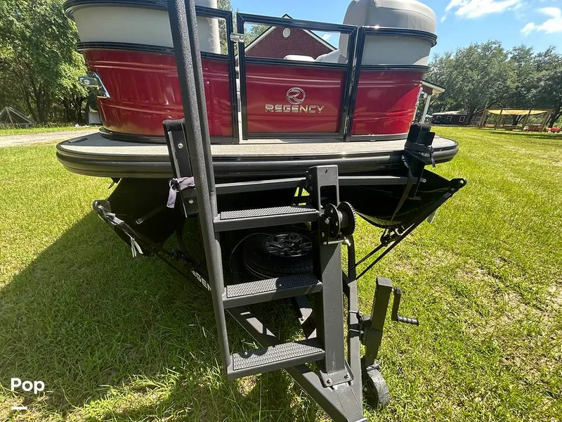 Slide: The Image of Tracker Regency Series 250 DL3 2023 - 15537178