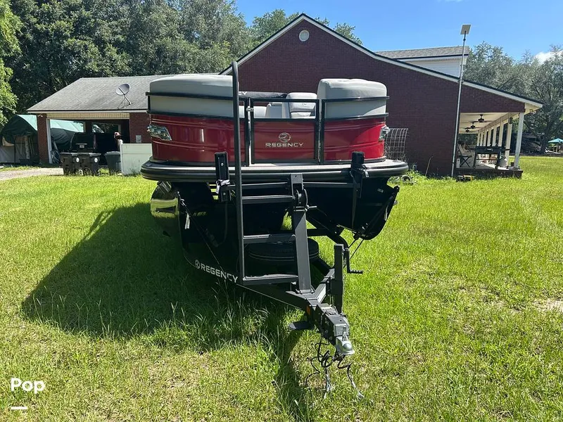 Slide: The Image of Tracker Regency Series 250 DL3 2023 - 15537160